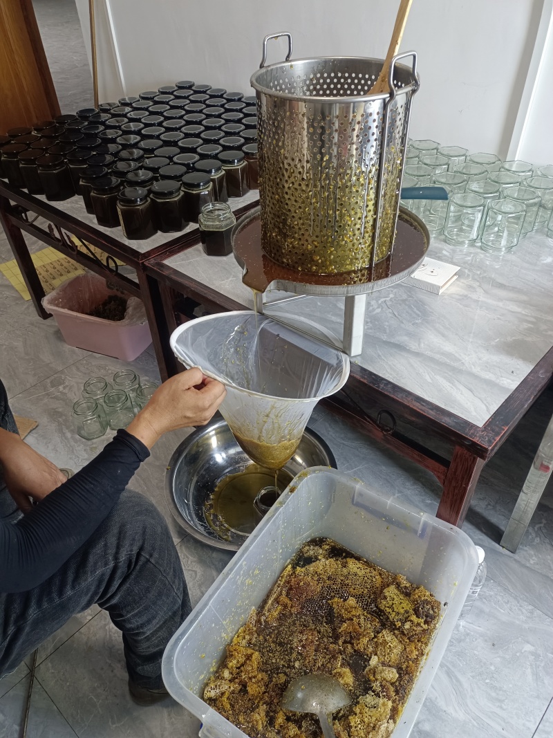 云南土蜂蜜农户散养木桶蜂蜜纯手工制作，寻找有实力的采购商