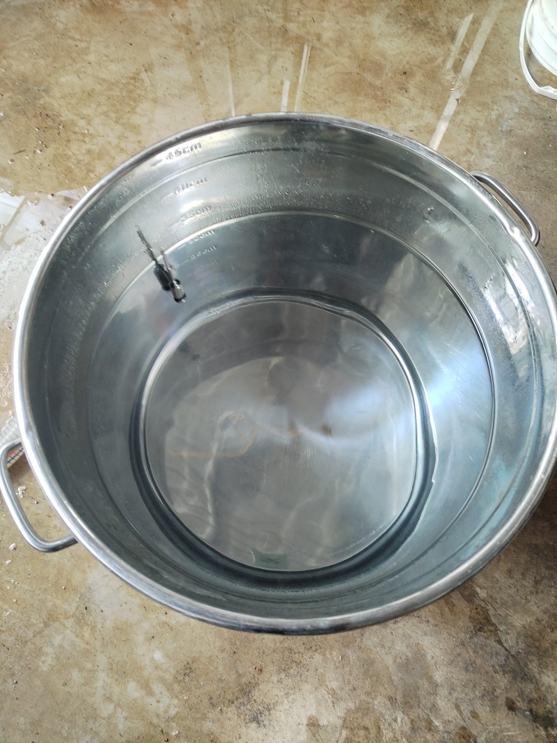 纯粮食酒，纯山泉水，采用古法炮制，无勾兑的粮食酒。