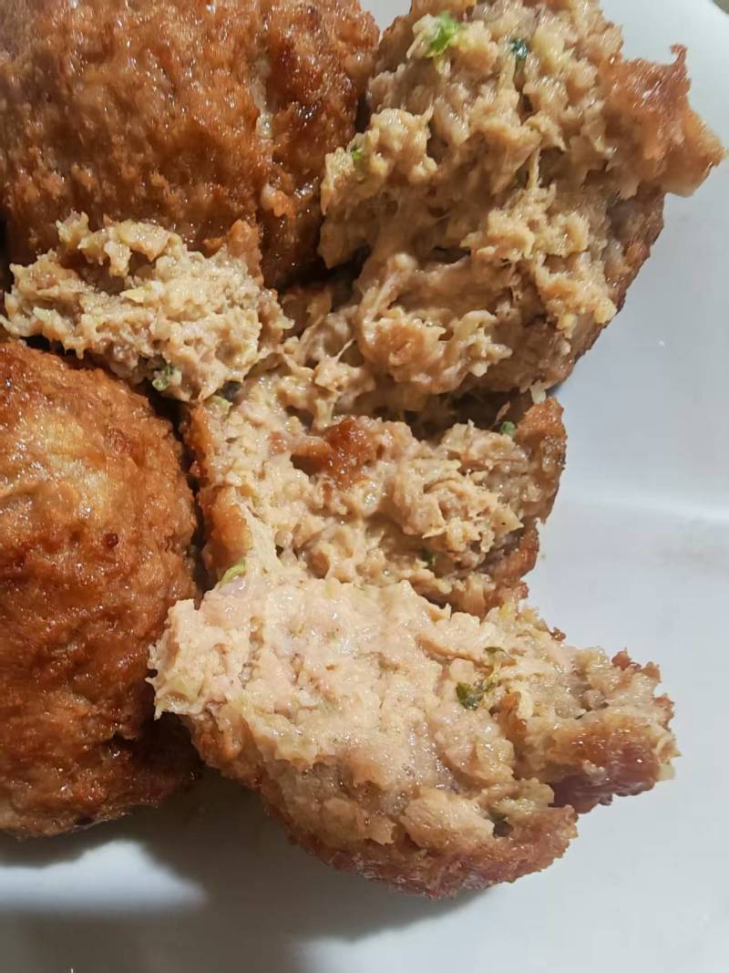 狮子头，单个重量200克实拍品尝，肉质劲道，有肉粒感