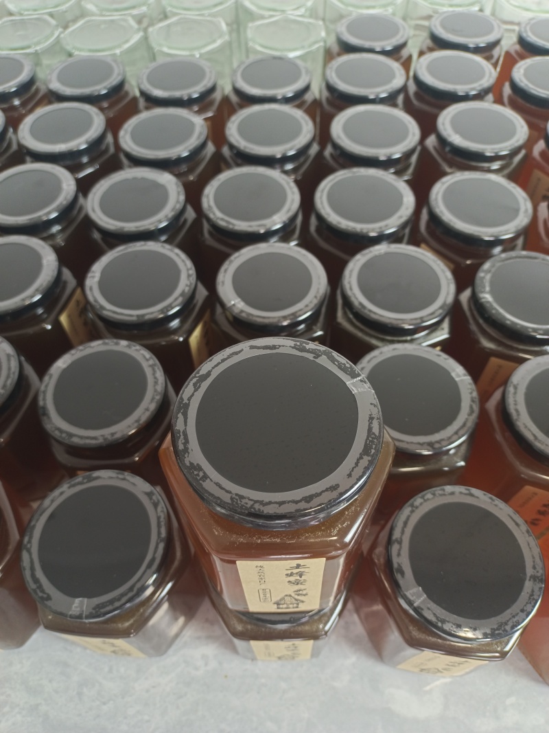 云南土蜂蜜农户散养木桶蜂蜜纯手工制作，寻找有实力的采购商