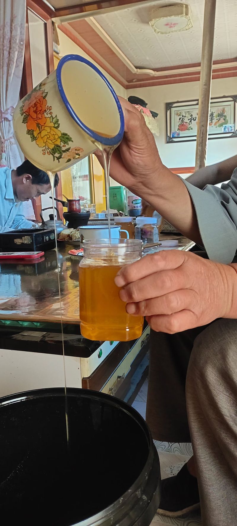 自家的蜂蜜，源源不断的自然之味。每一滴都饱含大自然的精华