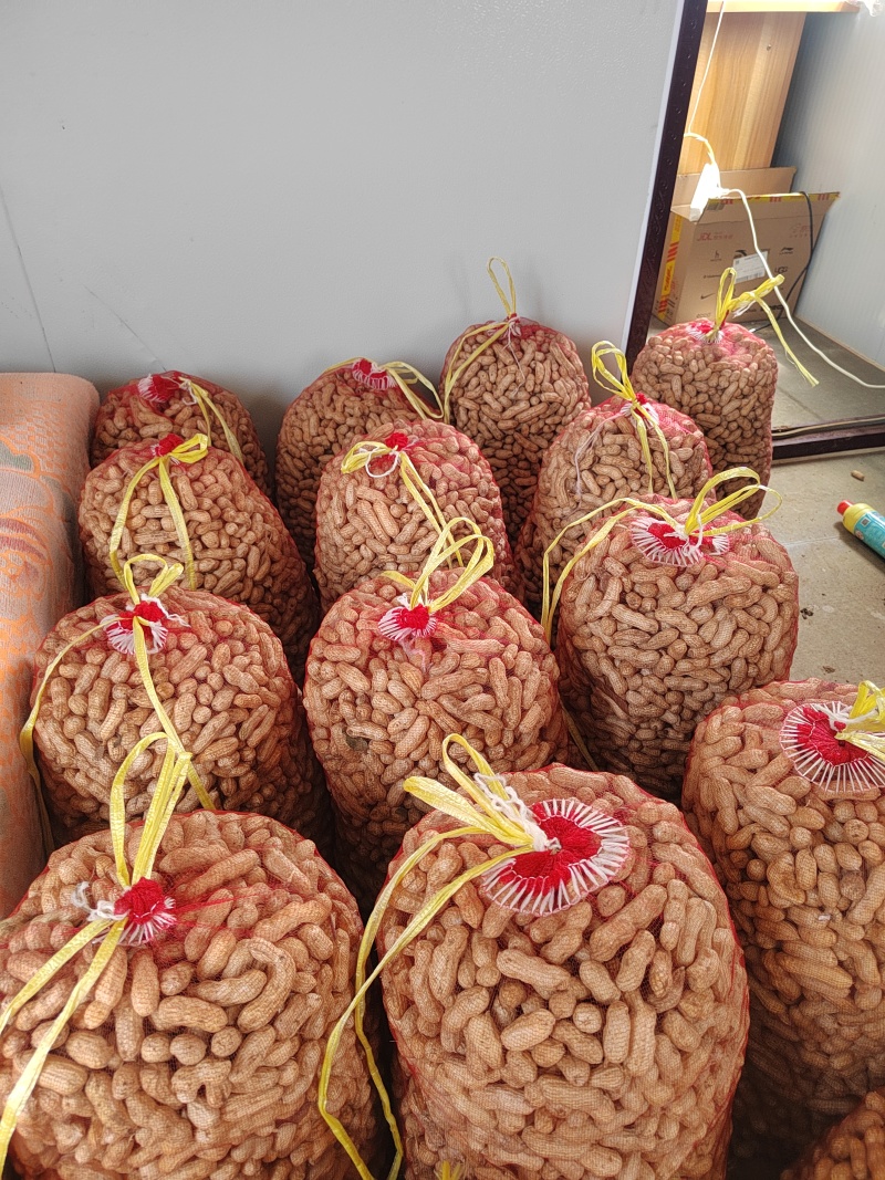 四粒红鲜花生