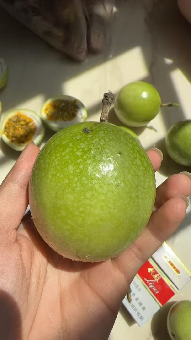 黄金百香果大量有货欢迎洽谈合作，产地直发一手货源