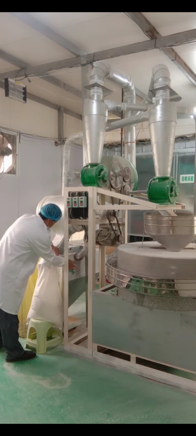 石磨全麦粉量大价格更低，老石磨面粉原味小麦粉