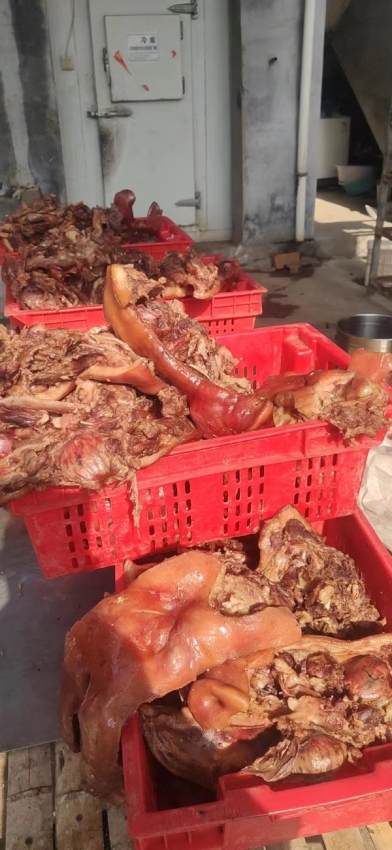 猪头肉，带耳朵，厂家直发，大量有货，欢迎各位老板咨询采购