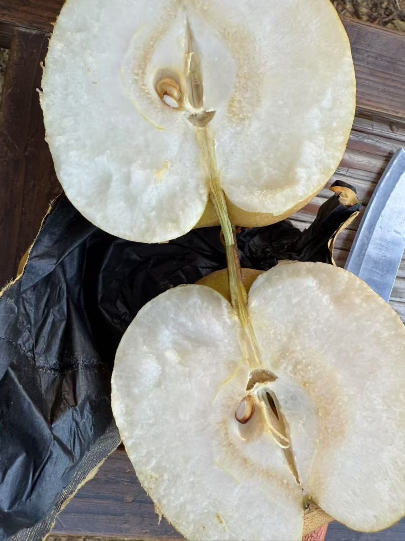 脆冠梨大量上市，口感细嫩化渣，糖分充足，个头大