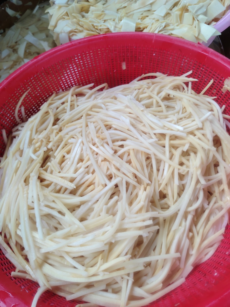 黄笋片黄笋丝煮熟的竹笋切的片，丝