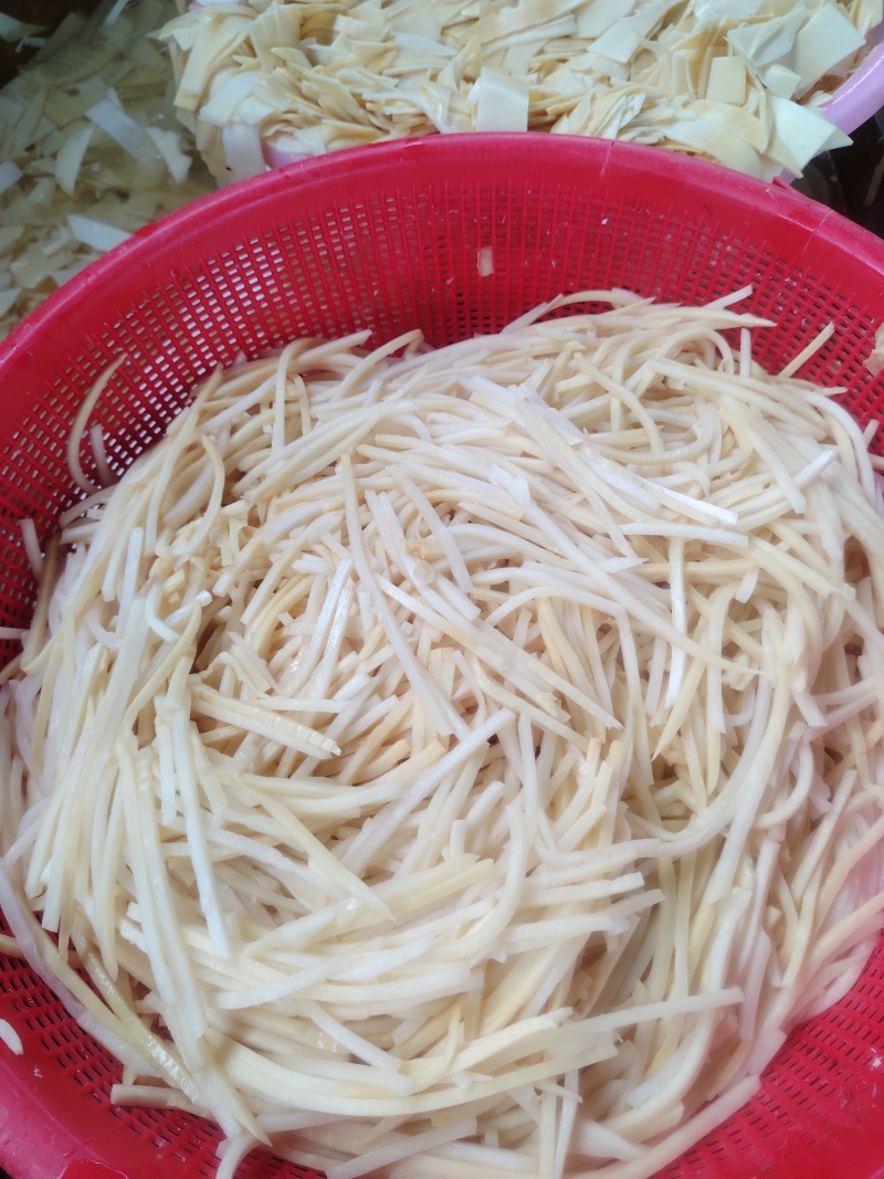 黄笋片黄笋丝煮熟的竹笋切的片，丝