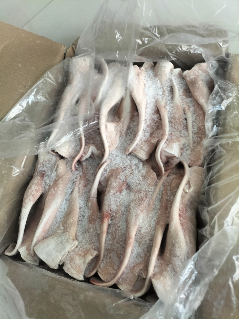 雨秀一级纯干猪耳，干净无毛，出品率高，解冻后可直接下锅。
