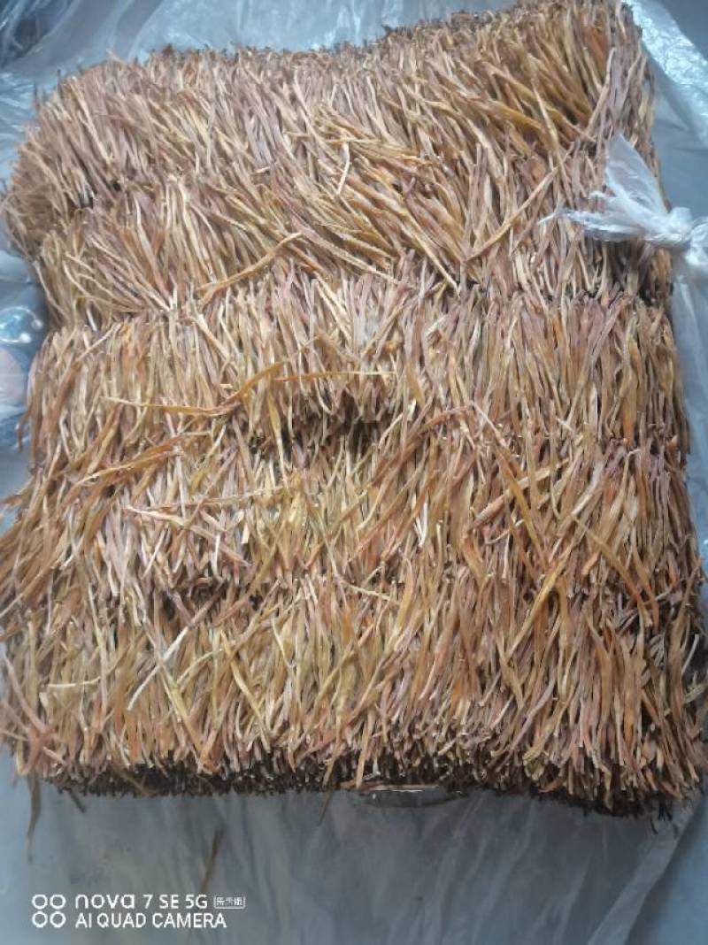 黄花菜，又名金针菜，采用传统纯手工制做直条熟菜。