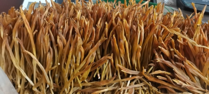 黄花菜，又名金针菜，采用传统纯手工制做直条熟菜。