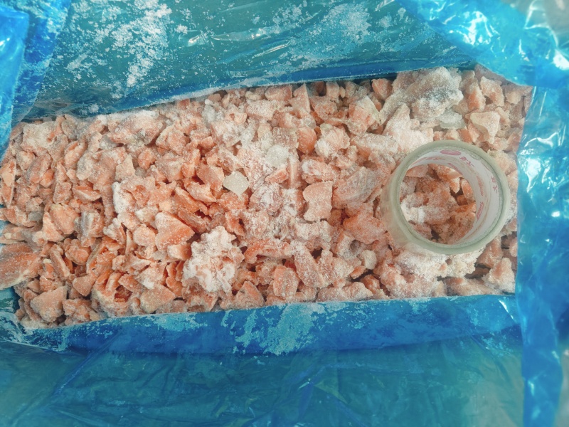 三文鱼同科马哈鱼去皮去刺碎肉箱子装的