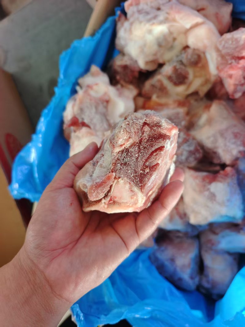 后筒骨尖新鲜带肉率高，带骨髓，带筋头