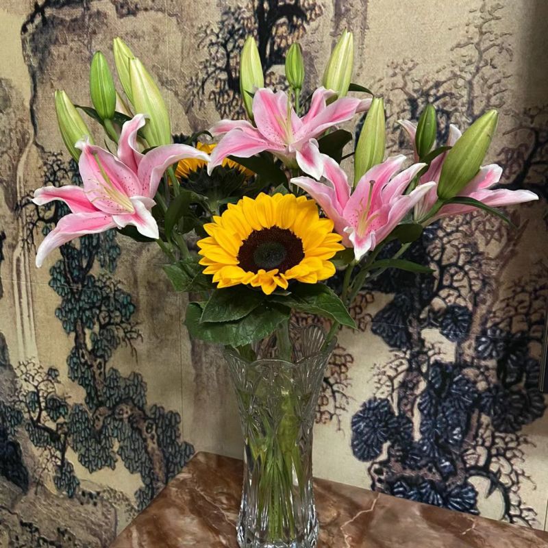 百合向日葵鲜花家庭插花花束室内办公室插花云南基地直发混搭花束