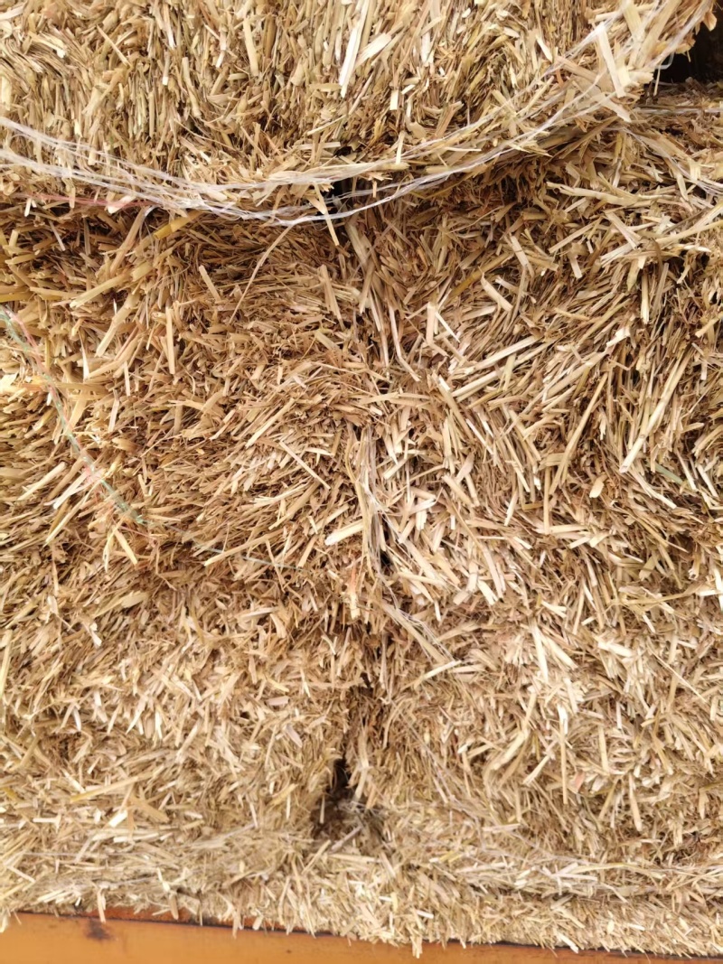 优质的小麦秸秆草料量大从优，基地直供货真价实