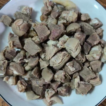带皮水煮熟羊肉粒，羊肉烩面合适