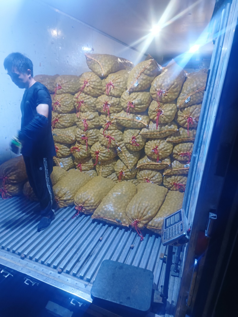 纯辽系去皮鲜核桃，各种规格都有，质量保证，按需分拣