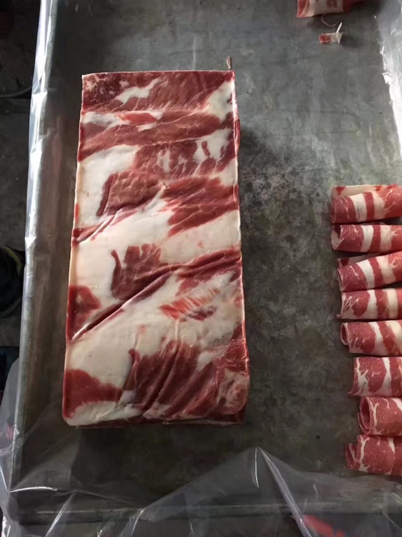 肥牛一号，精选腹肉原切整块牛肉，肥瘦相间，版型板正。