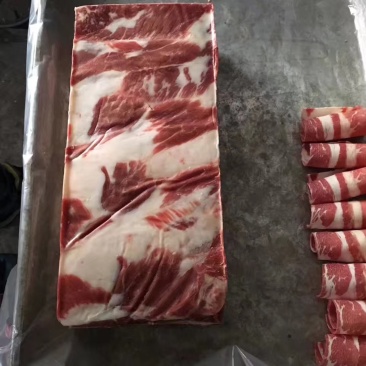 肥牛一号，精选腹肉原切整块牛肉，肥瘦相间，版型板正。