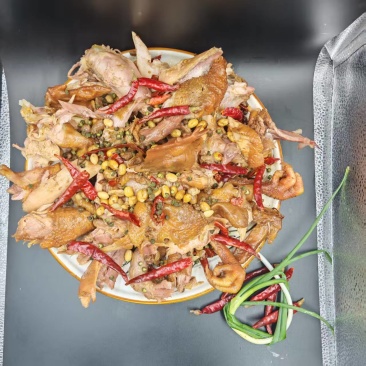 麻椒鸡，两年老母鸡，配花生，黄豆