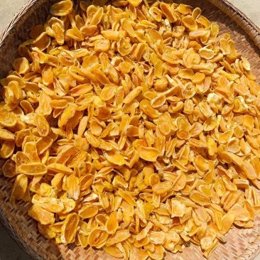 重庆巫山特，高山干洋芋果果，炖排骨，干锅，炒，餐桌的美味