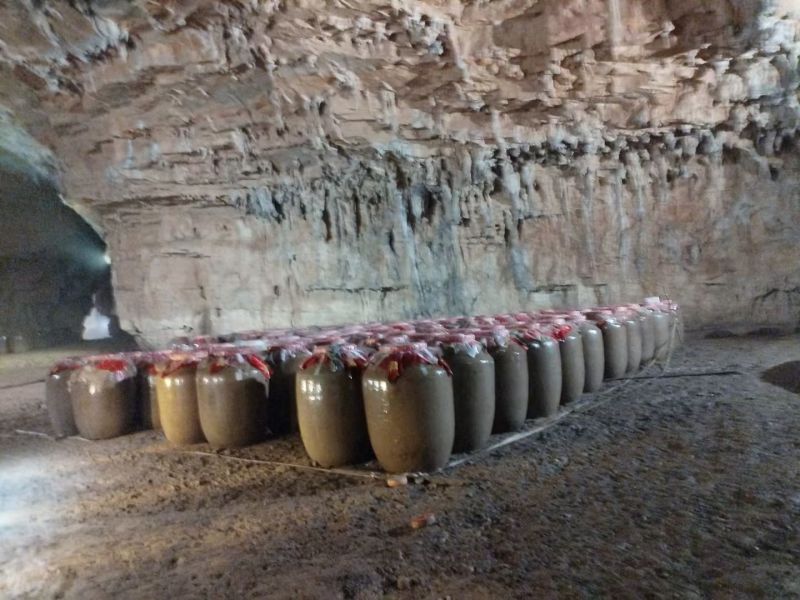 散装洞藏老酒3-4年纯粮玉米酒低价出售。