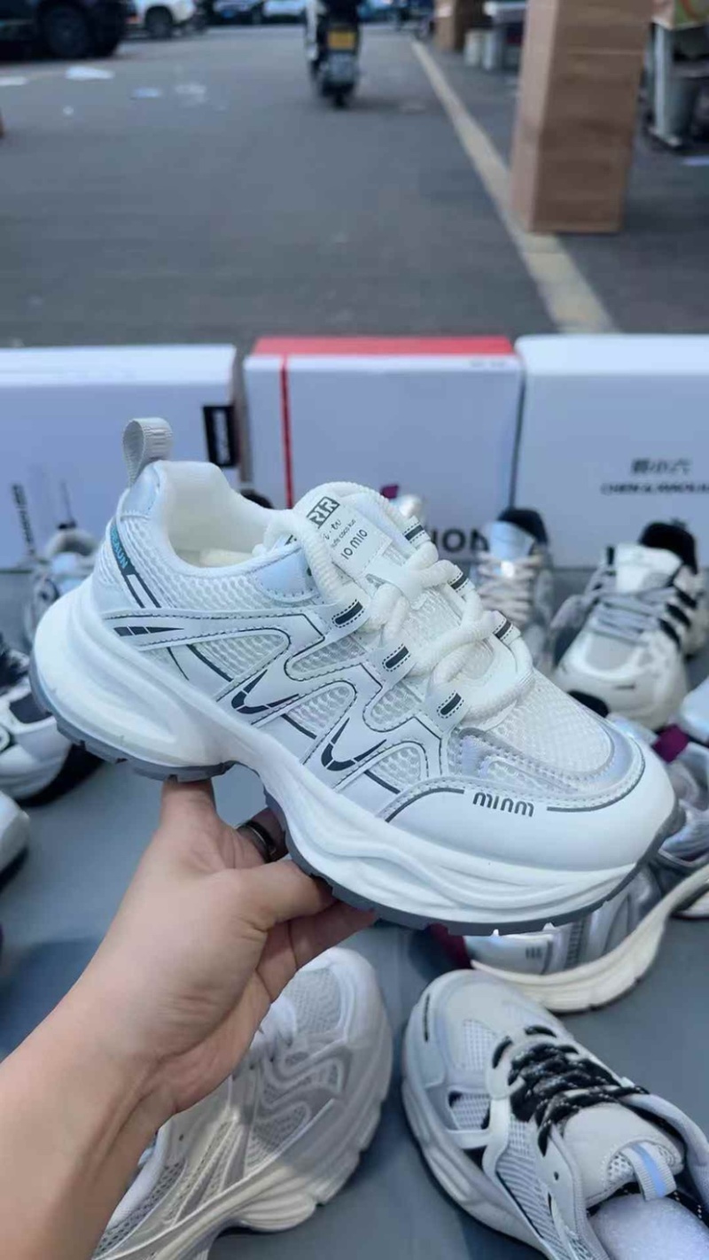 大厂做出来的老爹鞋，轻底，天地盖的盒子，鞋子穿着舒服
