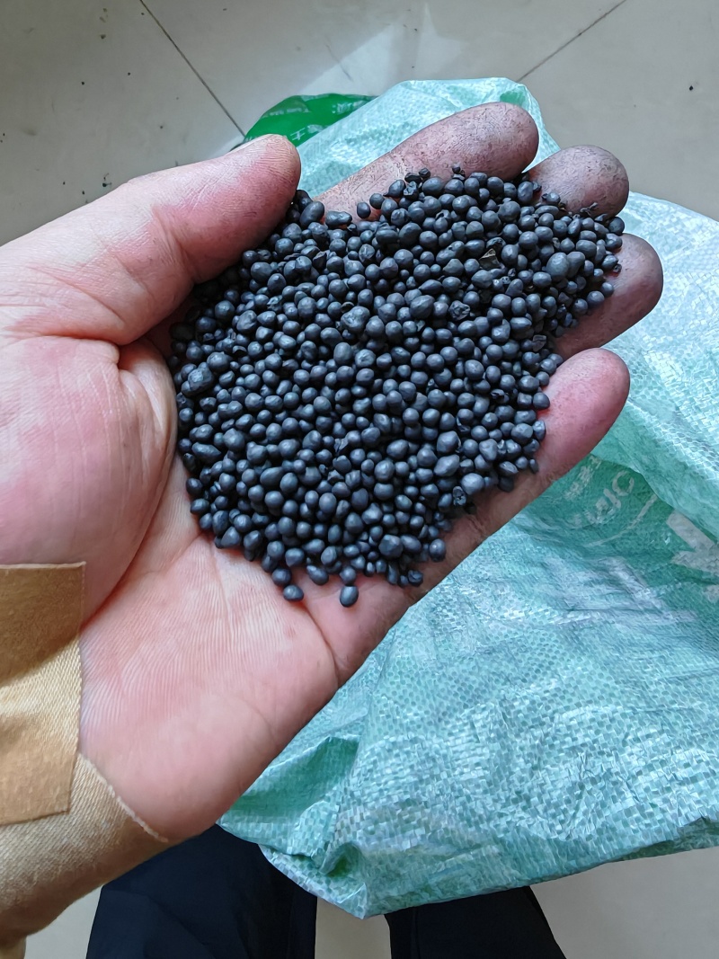 本产品以羊粪、菌渣、豆饼为主要原料发酵而成，菌种成活率高