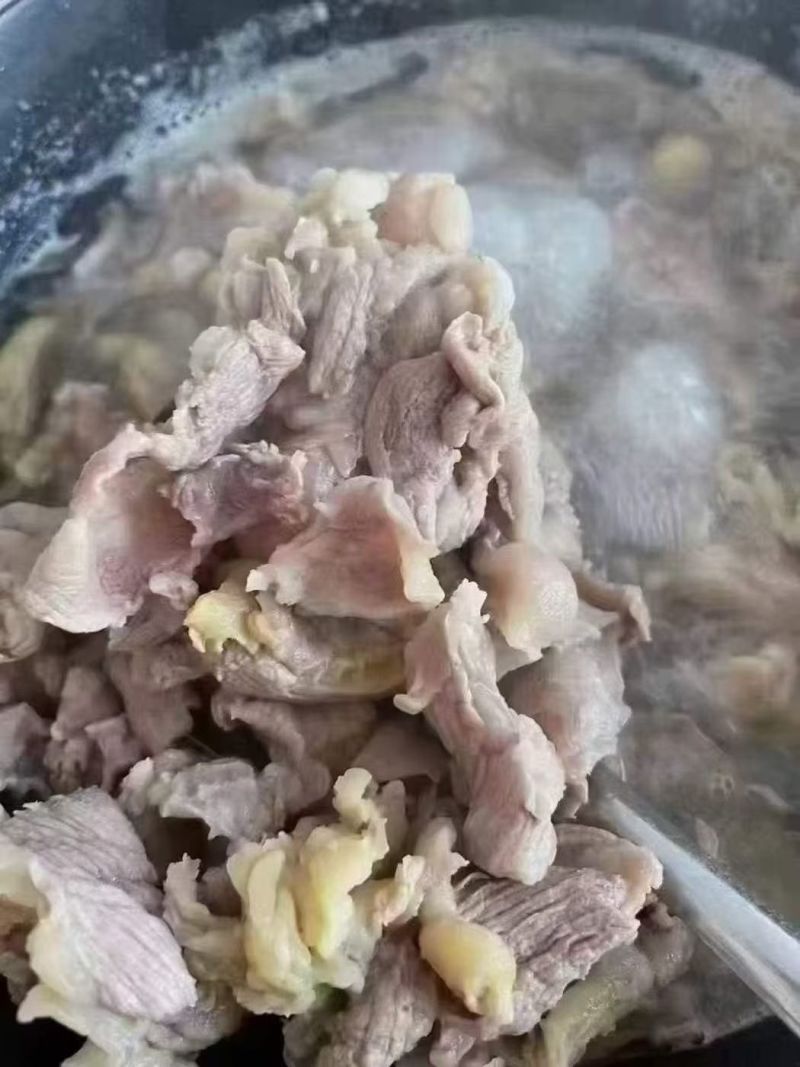 纯干牛肉筋，做牛肉干剔下的边角料，工厂直销，常年有货！