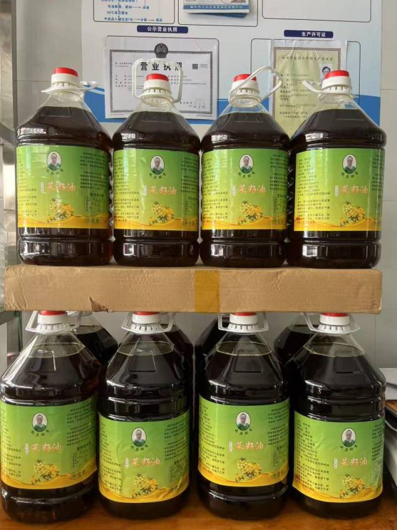 自己农场油菜籽榨的菜籽油，口感纯正、香味浓郁、色泽红润！