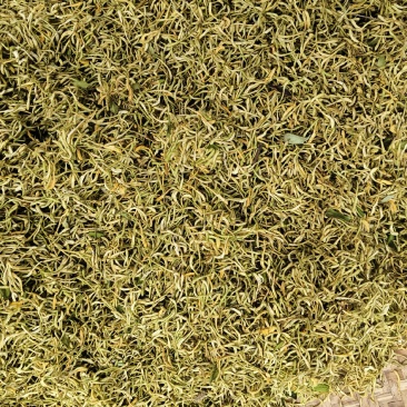 高山野生金银花，自然生长，自然凉晒，干净无杂质，颜色好。