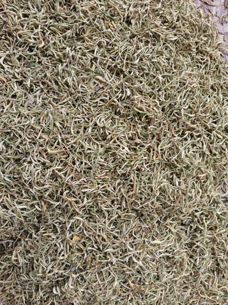 高山野生金银花，自然生长，自然凉晒，干净无杂质，颜色好。