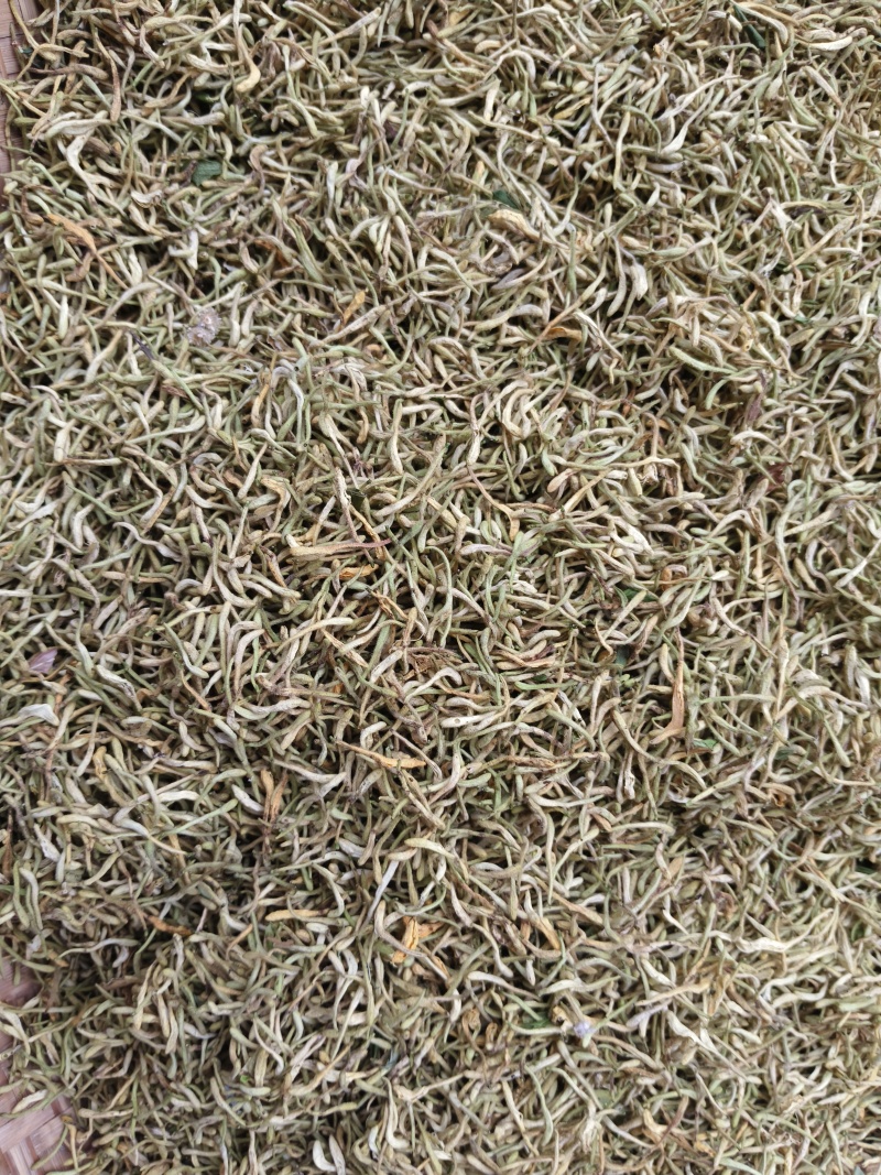 高山野生金银花，自然生长，自然凉晒，干净无杂质，颜色好。