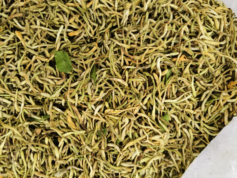 高山野生金银花，自然生长，自然凉晒，干净无杂质，颜色好。