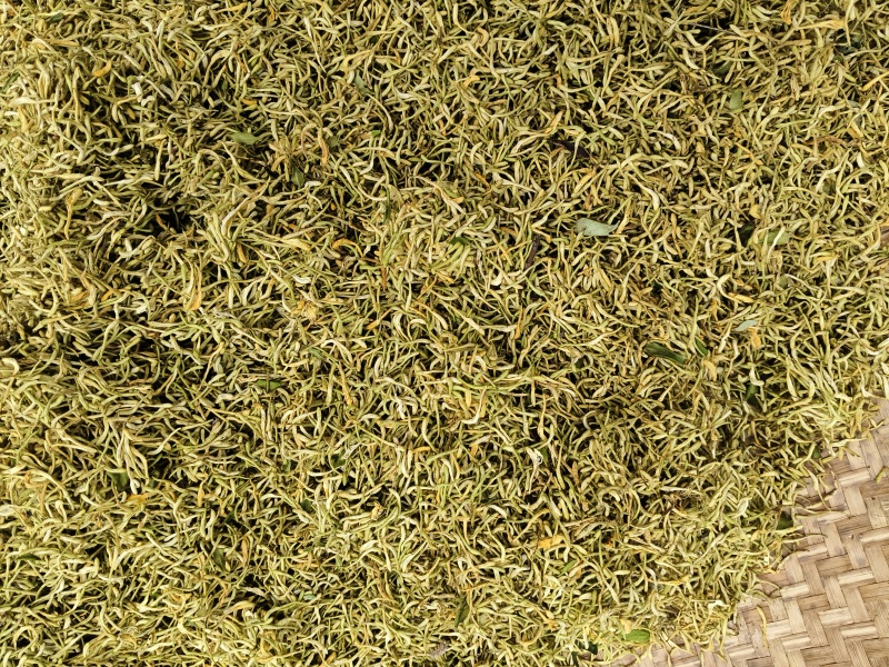 高山野生金银花，自然生长，自然凉晒，干净无杂质，颜色好。