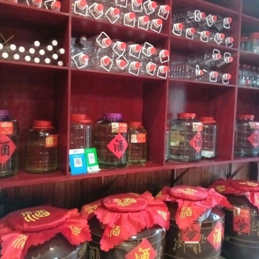 三十三年老店纯粮酒酿造，批发零售全国各地都可以邮寄
