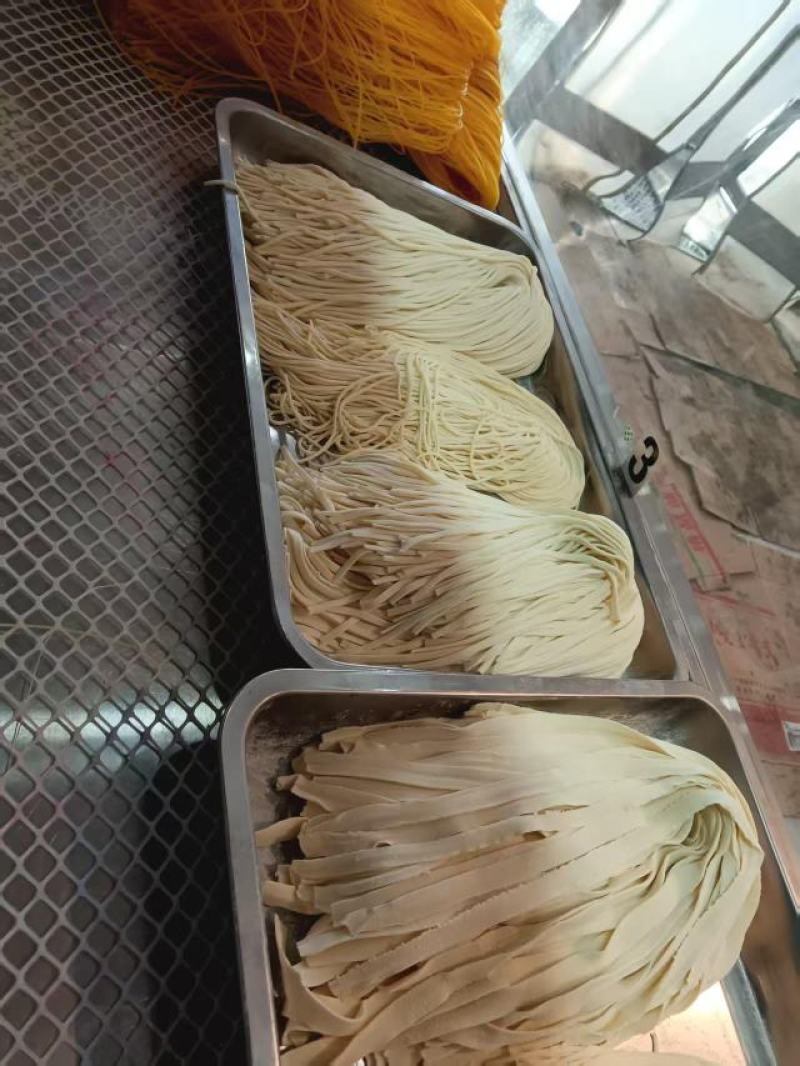 新鲜手工长春面，原生态食材，口感Q弹，特惠，快来尝鲜