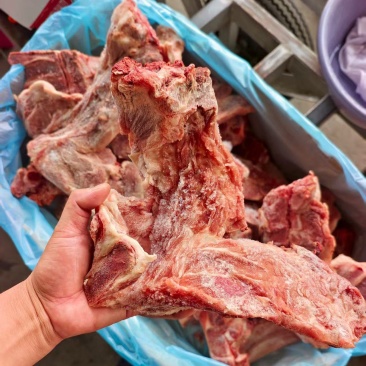5块一斤一斤的，带排胫骨，颜色鲜亮，带肉率高，太便宜了