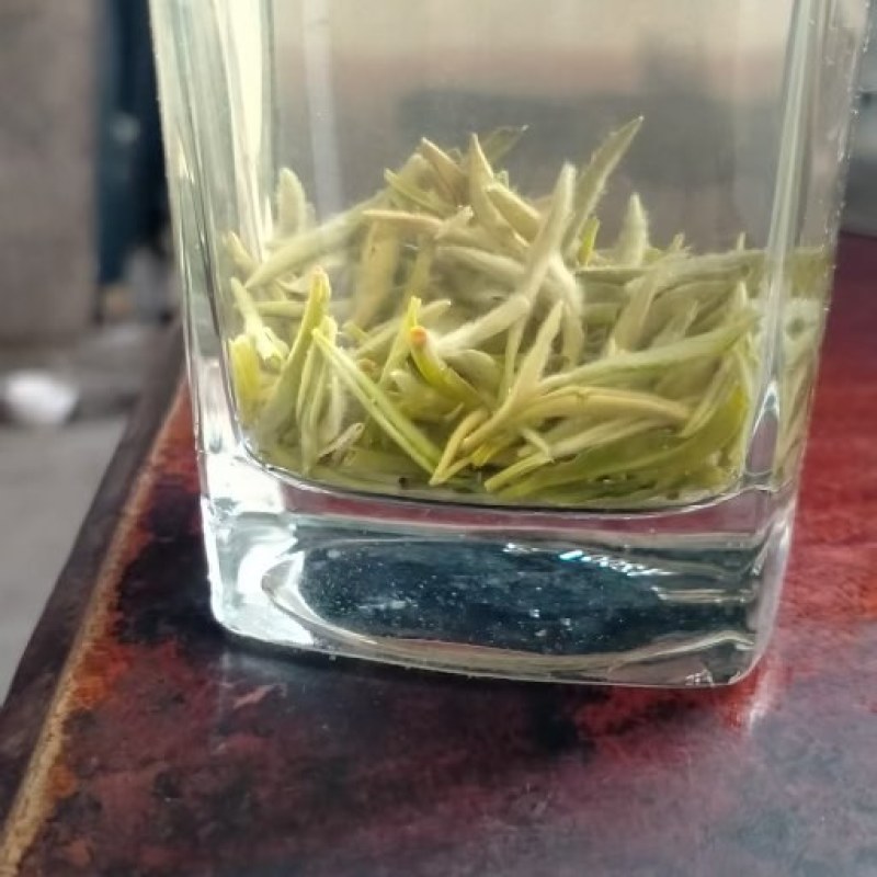 茶叶，我家的茶叶，采用高山茶叶的茶尖，全手工精制而成。