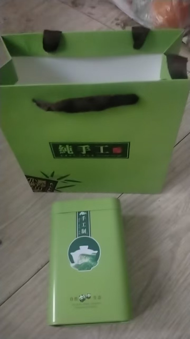 茶叶，我家的茶叶，采用高山茶叶的茶尖，全手工精制而成。