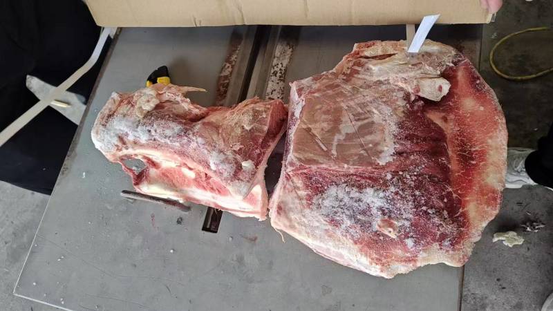 牛力骨，也叫牛扇子骨。带肉率55左右