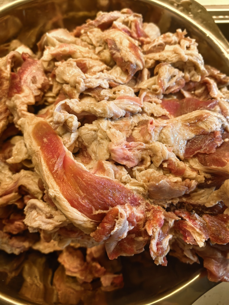 腿肉牛肉修下来的碎肉筋皮，牛碎肉碎牛肉