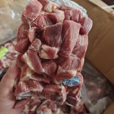 牛腩粒，原切牛腩，颜色鲜亮，块型标准，适合做烧牛腩
