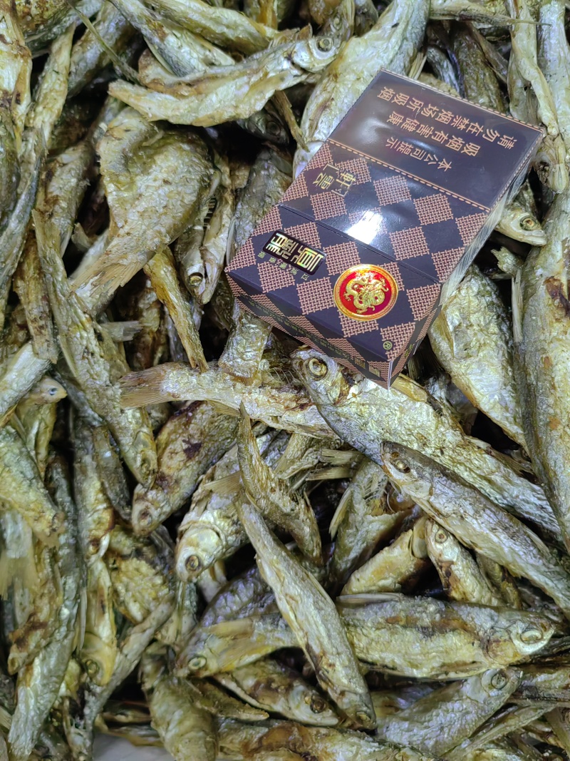 淡水鱼河里现烤开肚火烤白条鱼