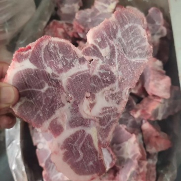 国产满肉母猪猪颈骨，满满的都是肉，可代替牛脖骨用