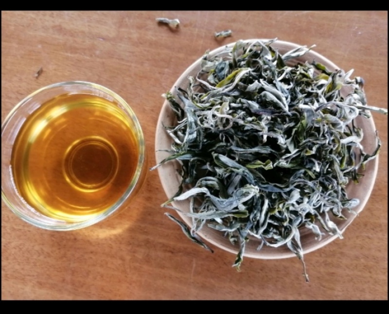 普洱茶小树，大叶烘青，口感好，汤色清亮回甘持久，精品散茶