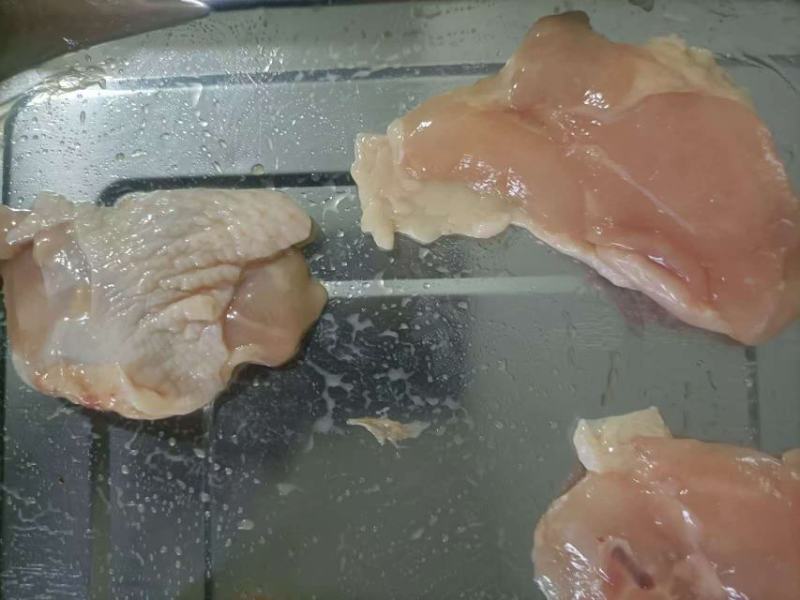 加工冷冻鸡背肉，翅中，翅尖，翅根，接受去骨，切块按需包装