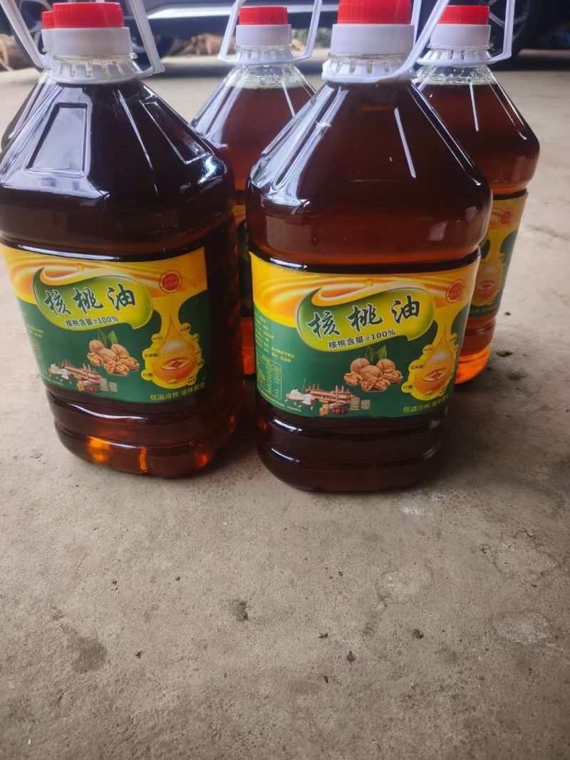 今年刚出炉核桃油，新鲜老品种核桃，无农药，炒菜一绝