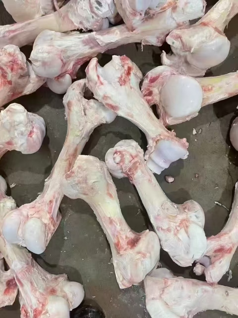 熬汤牛棒骨
