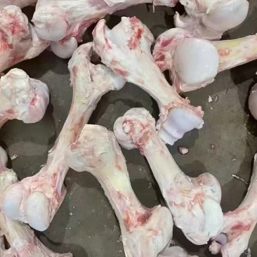 熬汤牛棒骨